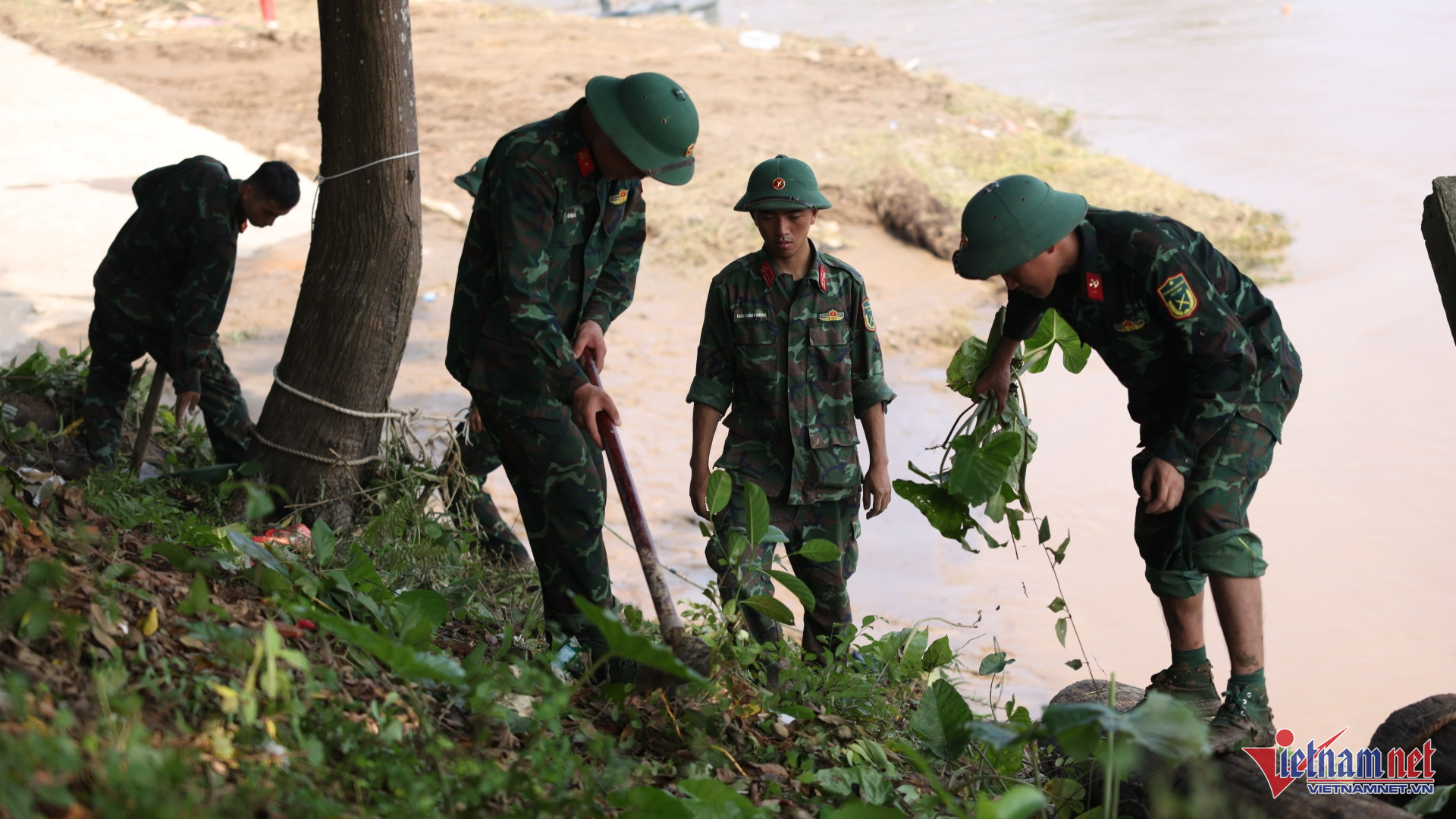 Hình ảnh đầu tiên tại các vị trí lực lượng tìm kiếm nạn nhân vụ sập cầu Phong Châu